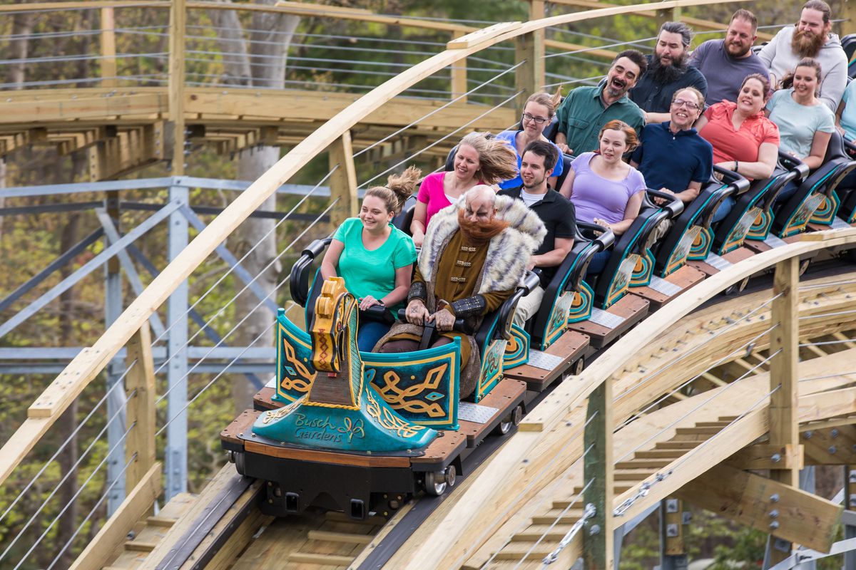 Familias divirtiéndose en una montaña rusa de Busch Gardens Williamsburg
