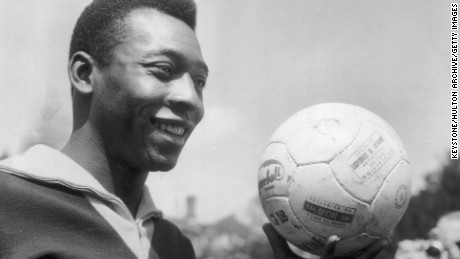 El jugador brasileño Pelé entrena para el partido entre Brasil e Inglaterra en 1963.