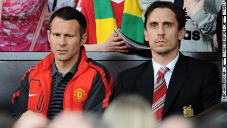 Giggs (izquierda) y Neville (derecha) observan durante el partido de la Premier League entre Manchester United y Fulham en 2011.