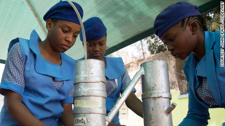 Niñas aprendiendo ciencia contra Boko Haram