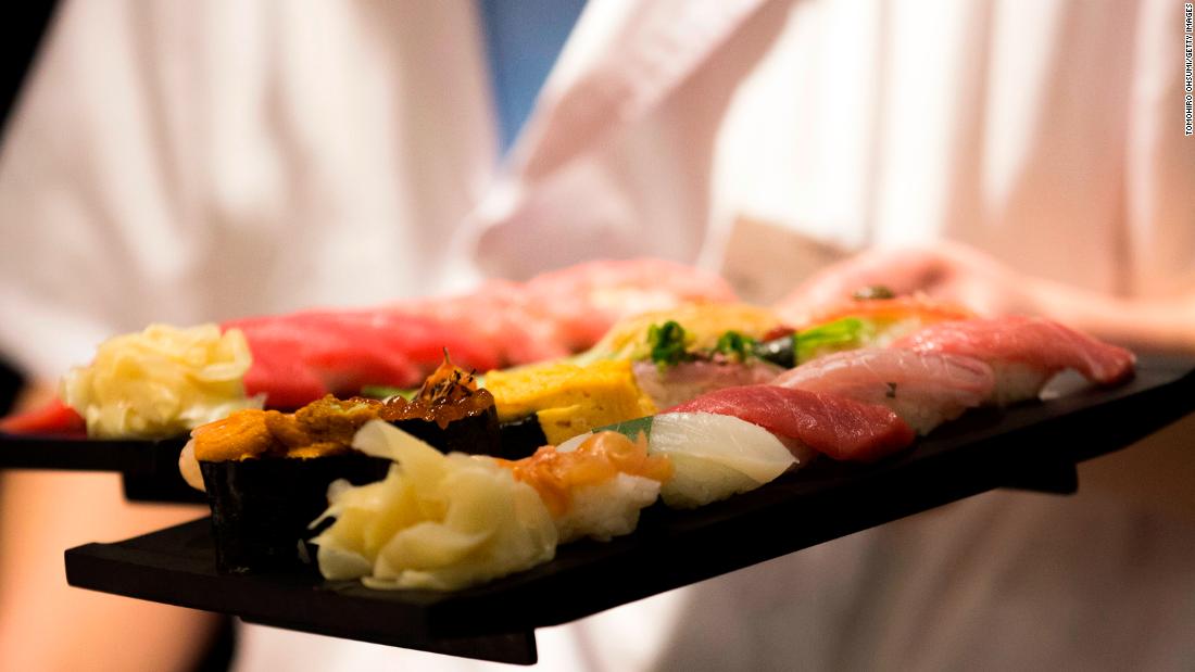 La escena del sushi en Tokio fue mutilada por un brote de coronavirus