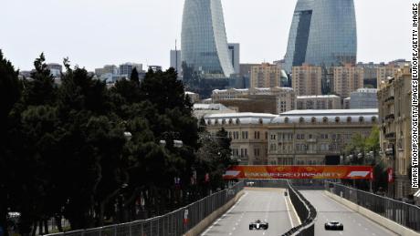 Valtteri Bottas y Sergey Sirotkin están montando la pista durante el entrenamiento en el Gran Premio de Fórmula 1 de Azerbaiyán en 2018.