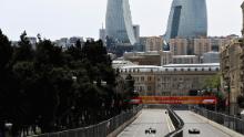 Valtteri Bottas y Sergey Sirotkin están montando la pista durante el entrenamiento en el Gran Premio de Fórmula 1 de Azerbaiyán en 2018.