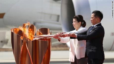 Una procesión con antorchas olímpicas partió en Japón a pesar de los llamados a posponer los Juegos.  