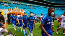 Los jugadores de Gremio entran al campo con máscaras antes del partido contra Sao Luiz.