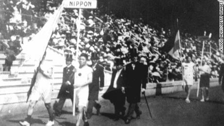 Una delegación deportiva japonesa está marchando en la Ceremonia de Apertura Olímpica de 1912 en Estocolmo, Suecia, que fue la primera actuación olímpica en Japón. El propietario del cartel era el corredor de maratón Shiso Kanaguri (frente R), y el portador de la bandera era el velocista Yahiko Mishima (frente L). (Foto: Kyodo News Stills a través de Getty Images)