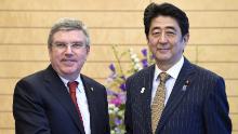 El presidente del Comité Olímpico Internacional (COI) Thomas Bach (izq.) Y el primer ministro japonés Shinzo Abe se dan la mano antes de la reunión en la residencia oficial de Abe en Tokio el 13 de marzo de 2015. 
