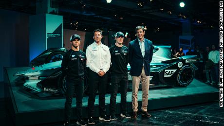 Ian James y Toto Wolff en el estreno del equipo Mercedes-Benz EQ E-Formula junto con el & # 39; conductores Nyck de Vries y Stoffel Vandoorne. 