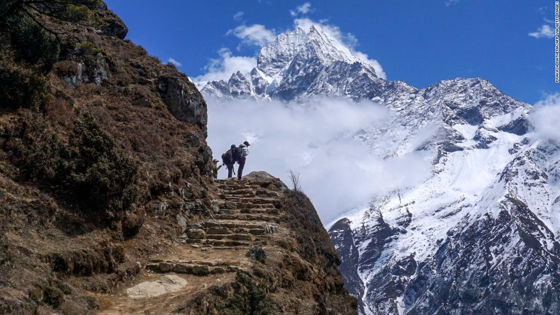 Cientos de excursionistas se quedaron atrapados en los senderos de montaña de Nepal después de bloquear el coronavirus.