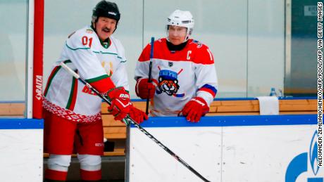 El presidente bielorruso Alexander Lukashenko juega hockey sobre hielo con el presidente ruso Vladimir Putin en febrero.