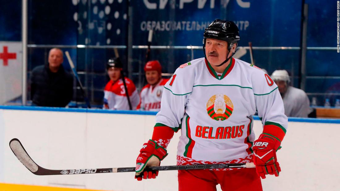 Alexander Lukashenko: "Es mejor morir de pie que vivir de rodillas", dice el presidente de Bielorrusia durante un partido de hockey sobre hielo