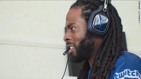 Sherman juega en su Xbox en casa durante el bloqueo. 