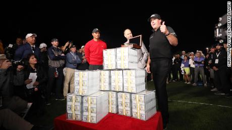 Phil Mickelson celebra después de ganar $ 9 millones por derrotar a Tiger Woods en 2018.