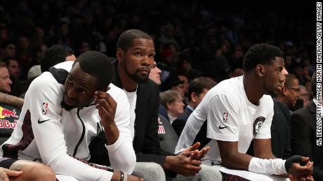 Kevin Durant (segundo desde la izquierda) de Brooklyn Nets es el jugador más destacado de la NBA que ha obtenido una prueba de coronavirus positiva.