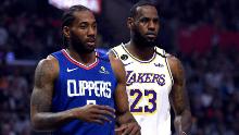 Kawhi Leonard # 2 de LA Clipper y LeBron James # 23 de Los Angeles Lakers durante la primera mitad en el Staples Center el 8 de marzo de 2020 en Los Angeles, California.