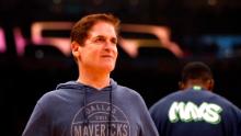 El propietario de Dallas Mavericks, Mark Cuban, es uno de los propietarios de la NBA que se comprometió a pagar a los empleados de la arena durante la suspensión del juego. 
