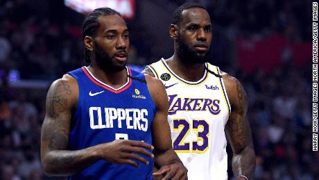 Kawhi Leonard # 2 de LA Clipper y LeBron James # 23 de Los Angeles Lakers durante la primera mitad en el Staples Center el 8 de marzo de 2020 en Los Angeles, California.