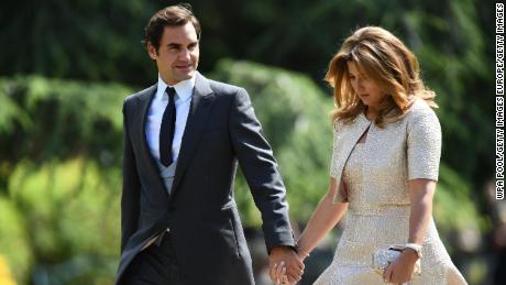 Federer y su esposa Mirka anunciaron la semana pasada que están transfiriendo un millón de francos suizos ($ 1.02 millones) para ayudar a las familias más vulnerables en Suiza afectadas por la pandemia de coronavirus.