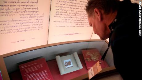 Los visitantes ven la exposición Rollos del Mar Muerto en el Museo de la Biblia en Washington, 14 de noviembre de 2017. 