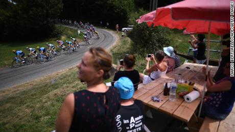Los entusiastas del ciclismo animan a los ciclistas desde la carretera durante la undécima etapa de la 106a edición de la carrera ciclista del Tour de Francia entre Albi y Toulouse, el 17 de julio de 2019. 