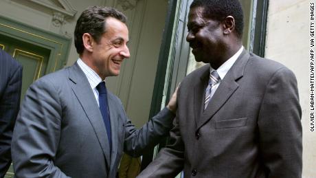 Diouf se da la mano con el entonces ministro del Interior francés, Nicolas Sarkozy.