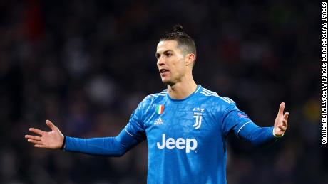 La Juventus Cristiano Ronaldo reacciona durante la 16ª ronda de la UEFA Champions League entre el Olympique de Lyon y la Juventus en el Parc Olympique el 26 de febrero de 2020. En Lyon, Francia.