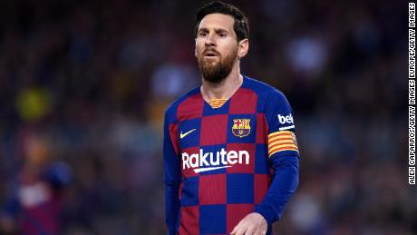 Lionel Messi del FC Barcelona mira durante un partido de Liga entre el FC Barcelona y la Real Sociedad en el Camp Nou el 7 de marzo de 2020 en Barcelona, ​​España.