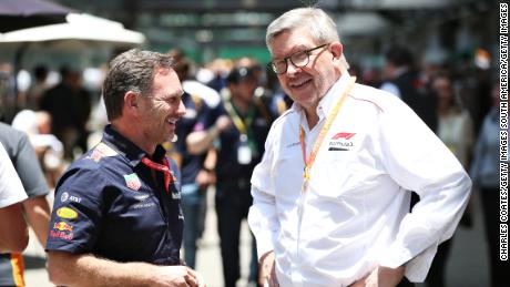 Brawn conversa con el director de Red Bull Racing Team, Christian Horner.