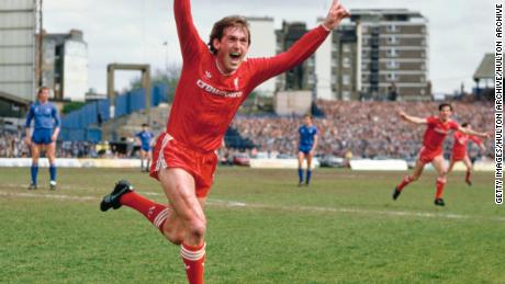 Kenny Dalglish, manager del Liverpool, celebra después de marcar un gol ganador que le da al Liverpool el primer campeonato de la liga en la temporada 1985/86 después de derrotar al Chelsea 1: 0 en Stamford Bridge.
