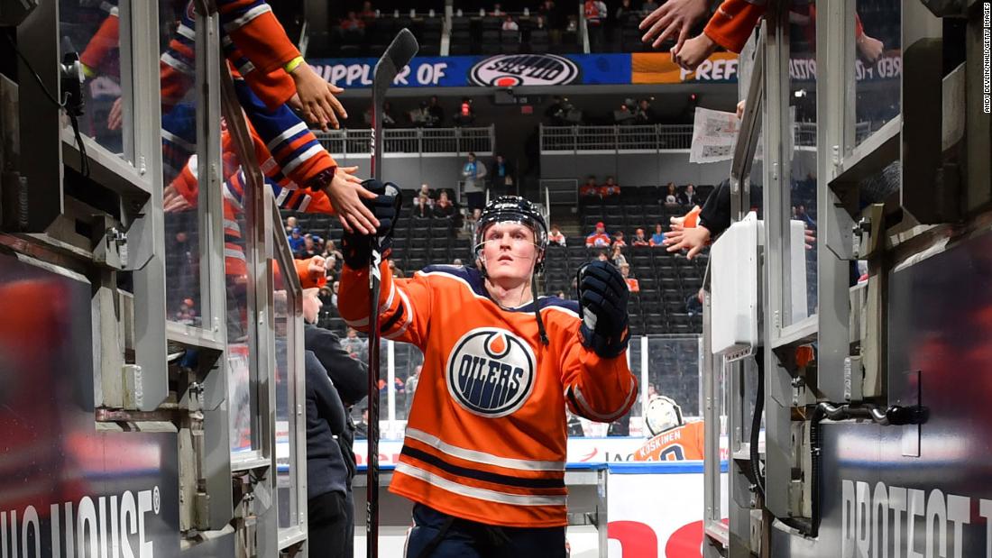 Colby Cave del centro Edmonton Oilers en NHL muere a la edad de 25