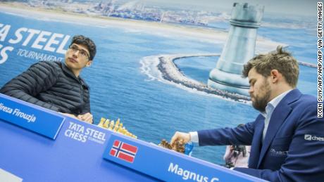 Firouzja (izquierda) se enfrentará al campeón mundial Carlsen durante la novena ronda del Torneo de Ajedrez Tata Steel.