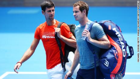 Djokovic habla con Murray antes del partido de entrenamiento antes del Abierto de Australia 2019.