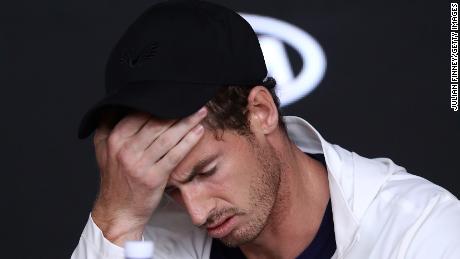 Murray se emociona durante una conferencia de prensa después de su primera ronda de derrotas en el Abierto de Australia 2019.