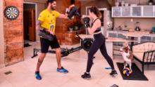 Evandro Guerra, un futbolista brasileño, entrena en casa con su esposa.