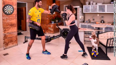 Evandro Guerra, un futbolista brasileño, entrena en casa con su esposa.