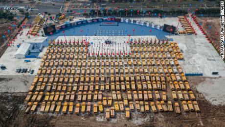 Foto aérea de camiones recolectados durante la ceremonia de inauguración del nuevo estadio Guangzhou Evergrande.