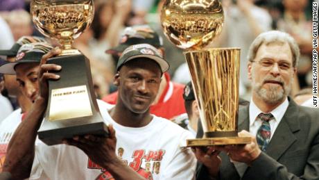 Jordan celebra con el entrenador de los Chicago Bulls, Phil Jackson.