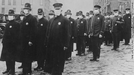 Los agentes de policía de Seattle llevan máscaras faciales durante la epidemia de gripe de 1918 que se tragó a millones de personas en todo el mundo.