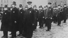 Los agentes de policía de Seattle llevan máscaras faciales durante la epidemia de gripe de 1918 que se tragó a millones de personas en todo el mundo.