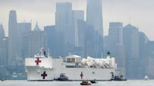 Un buque hospital de la Armada desplegado en Nueva York con una capacidad de 1,000 camas trata solo a 20 pacientes