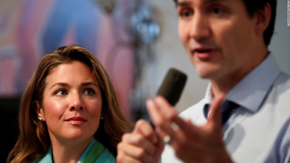 Sophie Trudeau, esposa de Justin Trudeau, muestra una prueba de coronavirus positiva