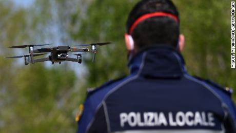 Un policía que pilota un dron DJI Mavic 2 Enterprise con un sensor térmico para verificar la temperatura de las personas el 9 de abril en Treviolo, cerca de Bérgamo, Italia.