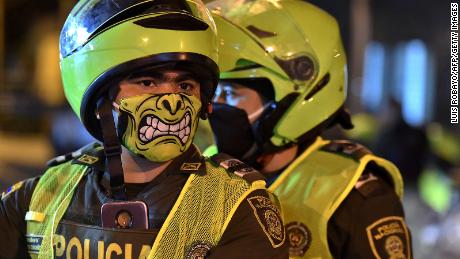 El 20 de marzo, policías con coloridas máscaras faciales en Cali, Colombia, comenzaron a tomar medidas preventivas. 