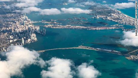 La vista aérea del centro de Miami y South Beach muestra el desarrollo del pasado del océano.