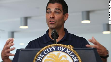 Francis Suárez, alcalde de Miami, apoyó el plan para contrarrestar los efectos de la crisis climática.