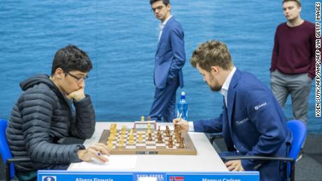 Firouzja (L) v Carlsen durante la novena ronda del Torneo de Ajedrez Tata Steel en Wijk aan Zee, Países Bajos.