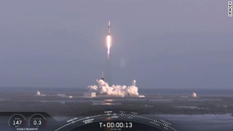 Entre la pandemia, SpaceX lanza otro lote de satélites Starlink