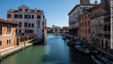 El agua del canal en Venecia parece más clara porque el coronavirus no permite a los visitantes