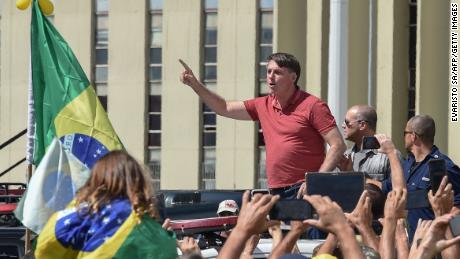 El presidente brasileño, Jair Bolsonaro, habla después de unirse a sus partidarios para protestar contra la cuarentena y la distancia social el 19 de abril de 2020. 