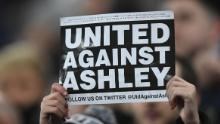 Fan protesta contra Mike Ashley durante el Newcastle contra Man City la temporada pasada.